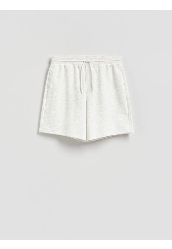 Reserved - Strukturalne szorty regular fit - złamana biel. Materiał: dzianina, bawełna