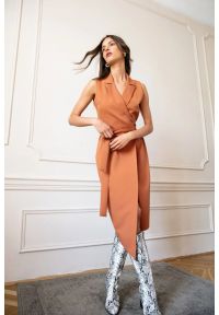 Sukienki.shop - Sukienka marynarka na lato bez rękawów żakietowa brązowa. Okazja: na spotkanie biznesowe, na komunię, na ślub cywilny, do pracy, na wesele. Kolor: czerwony, brązowy. Długość rękawa: bez rękawów. Sezon: lato. Typ sukienki: asymetryczne. Styl: biznesowy, wizytowy #4