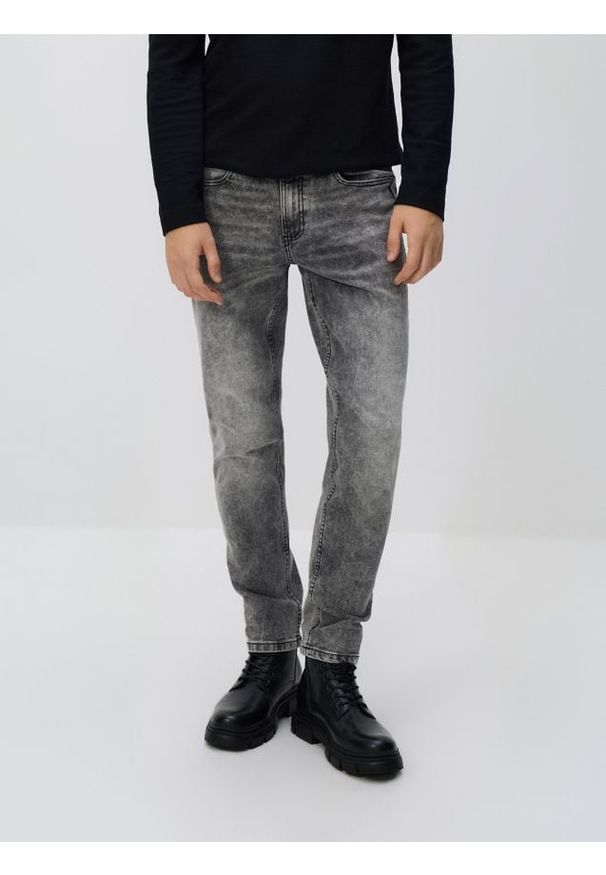 Reserved - Jeansy slim z efektem sprania - jasnoszary. Kolor: szary