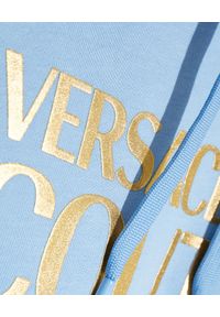 Versace Jeans Couture - VERSACE JEANS COUTURE - Bawełniana niebieska bluza z kapturem. Typ kołnierza: kaptur. Kolor: niebieski. Materiał: bawełna. Długość rękawa: długi rękaw. Długość: długie. Wzór: nadruk #4