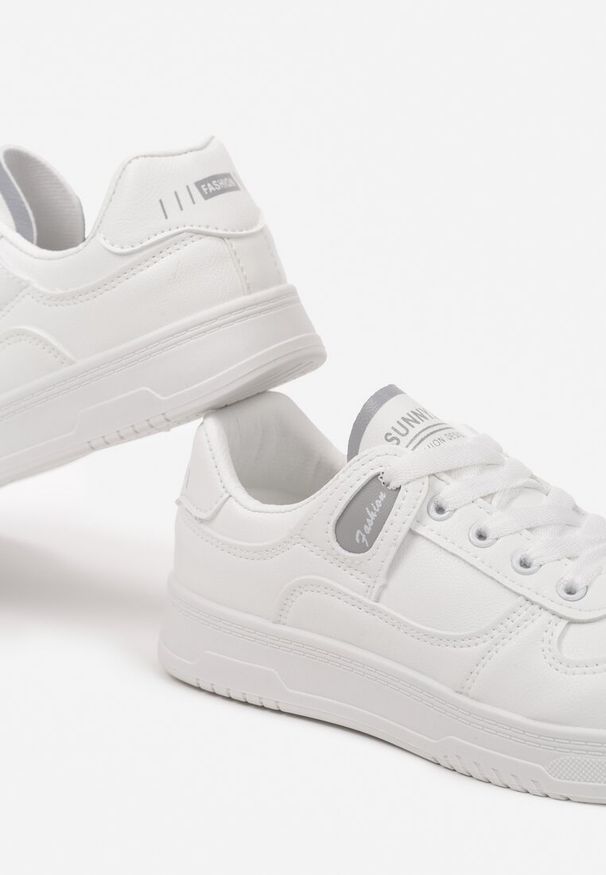 Renee - Biało-Szare Sneakersy z Cholewką przed Kostkę z Delikatną Perforacją Trissa. Okazja: na co dzień. Nosek buta: okrągły. Zapięcie: sznurówki. Kolor: biały. Szerokość cholewki: normalna. Wysokość cholewki: przed kostkę. Materiał: materiał, jeans. Obcas: na obcasie. Wysokość obcasa: niski