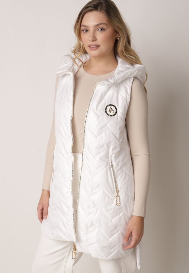 Born2be - Biała Przejściowa Kamizelka Pikowana o Długim Kroju z Kapturem i Naszywką Harmaste. Okazja: na co dzień. Typ kołnierza: kaptur. Kolor: biały. Materiał: jeans. Długość: długie. Wzór: aplikacja. Styl: casual