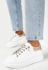 Born2be - Biało-Złote Sneakersy Naimasa. Nosek buta: okrągły. Kolor: biały. Materiał: skóra ekologiczna. Szerokość cholewki: normalna. Wzór: jednolity, gładki #2