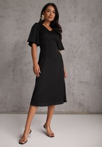 Renee - Czarna Zwiewna Sukienka Wieczorowa VICES z Aplikacją 3D w Kształcie Kwiatu Themira. Typ kołnierza: dekolt w kształcie V. Kolor: czarny. Wzór: aplikacja, kwiaty. Styl: wizytowy #1