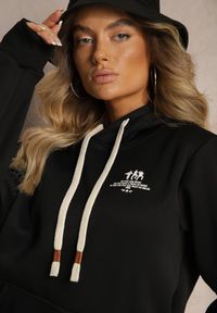 Renee - Czarna Bluza z Bawełną i Kapturem Ozdobiona Sznurkami Basaria. Okazja: na co dzień. Typ kołnierza: kaptur. Kolor: czarny. Materiał: bawełna. Wzór: aplikacja. Styl: casual #3