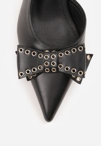 Renee - Czarne Czółenka Sandały Vices na Kaczuszce Slingback z Kokardą i Nitami Fennadia. Okazja: na co dzień, na wesele, na spacer, na ślub cywilny. Zapięcie: sprzączka. Kolor: czarny. Materiał: jeans. Obcas: na szpilce. Styl: elegancki, klasyczny, casual. Wysokość obcasa: średni #6