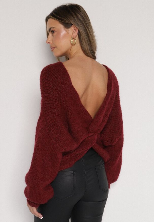 Born2be - Bordowy Sweter Oversize z Domieszką Wełny z Oryginalnym Dekoltem Lawedia. Okazja: na co dzień. Kolor: czerwony. Materiał: wełna. Styl: casual, elegancki, klasyczny