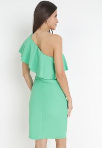 Born2be - Zielona Asymetryczna Sukienka Mini z Falbanką i Rozcięciem Joyannwe. Kolor: zielony. Typ sukienki: asymetryczne. Długość: mini #5