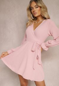 Renee - Różowa Sukienka Parthameia. Kolor: różowy. Materiał: tkanina. Wzór: jednolity. Typ sukienki: kopertowe. Styl: klasyczny. Długość: mini #1