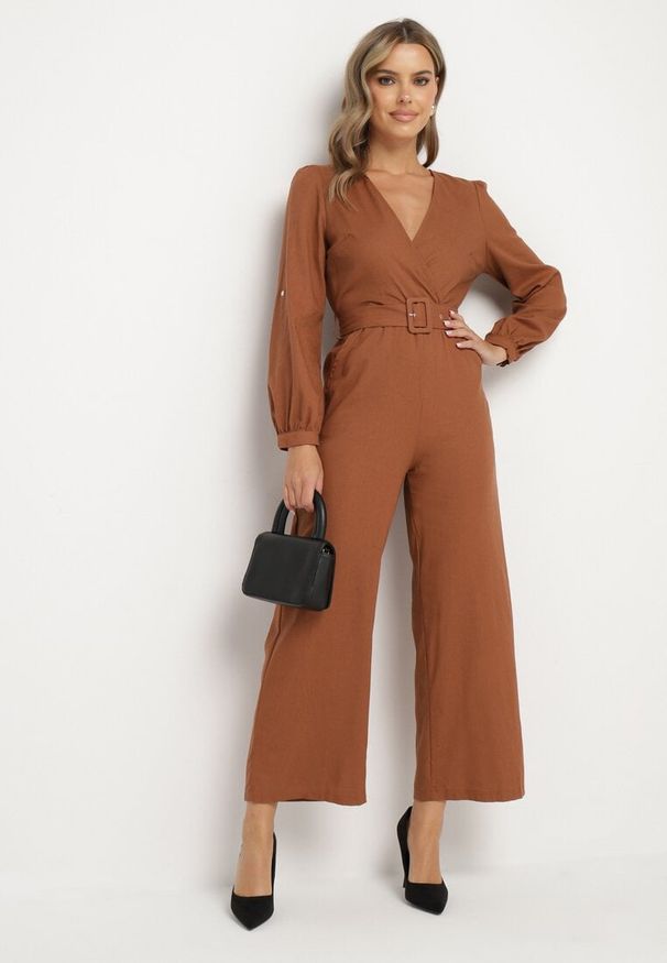 Born2be - Brązowy Bawełniany Kombinezon o Kopertowym Kroju z Paskiem i Gumką w Talii Mirrira. Kolor: brązowy. Materiał: bawełna. Długość rękawa: długi rękaw. Długość: długie. Styl: klasyczny, elegancki