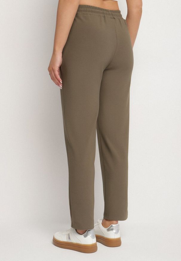 Born2be - Ciemnozielone Szerokie Spodnie z Wiązaniem i Metalicznymi Aplikacjami Mairae. Okazja: na co dzień. Kolor: zielony. Wzór: aplikacja. Styl: casual, elegancki