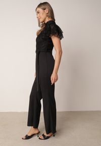 Born2be - Czarny Elegancki Kombinezon VICES z Koronkową Górą i Rozszerzanymi Nogawkami Talinoe. Okazja: na randkę, do pracy, na wesele, na spotkanie biznesowe, na ślub cywilny. Kolor: czarny. Materiał: koronka. Wzór: koronka. Sezon: lato. Styl: elegancki #6