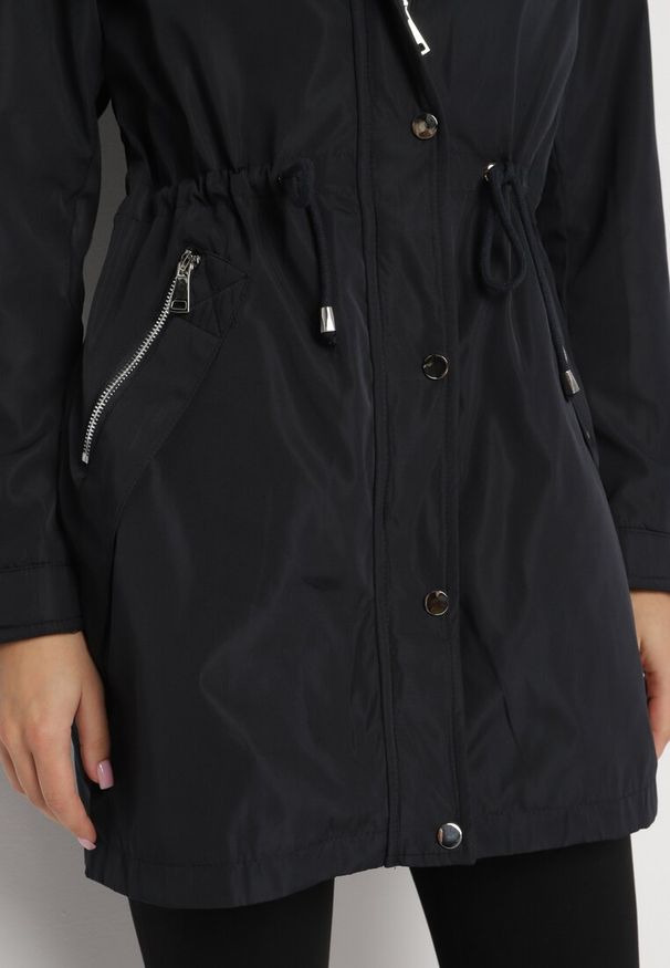Born2be - Granatowa Kurtka Parka z Odpinanym Kapturem i Troczkami w Talii Fesslora. Okazja: na co dzień, na spacer. Kolor: niebieski. Materiał: wełna, jeans. Długość: długie. Styl: elegancki, casual