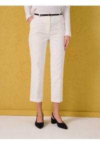 Sinsay - Spodnie chino z paskiem - kremowy. Kolor: kremowy #1