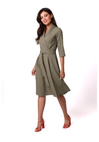 BeWear - Rozkloszowana sukienka kopertowa z wiązaniem w pasie khaki. Okazja: do pracy. Kolor: brązowy. Typ sukienki: kopertowe. Styl: elegancki, wizytowy #5