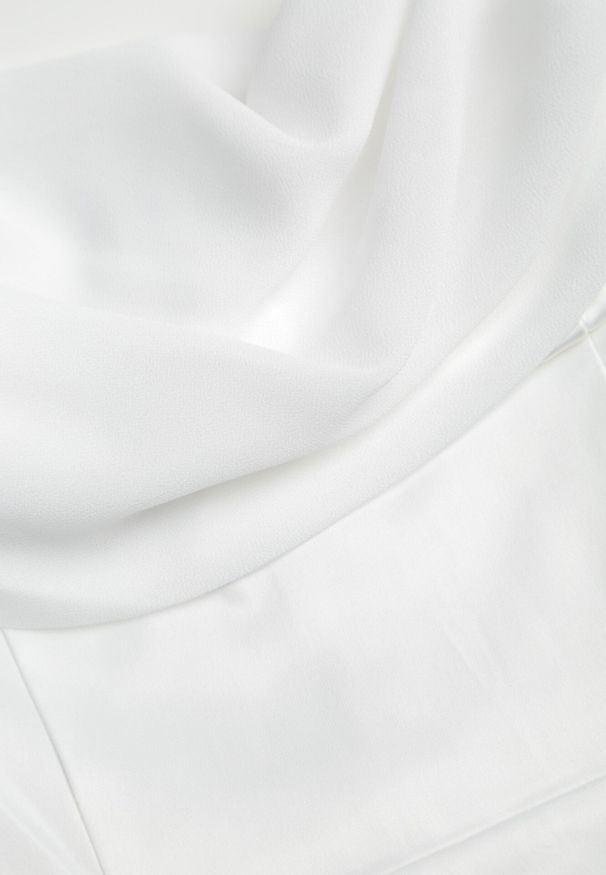 Born2be - Biała Dopasowana Sukienka Mini z Suwakiem i Rozcięciem na Nodze Emjah. Kolor: biały. Długość: mini