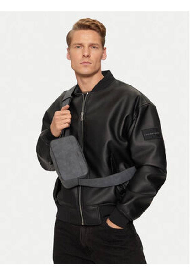Calvin Klein Saszetka K50K512748 Szary. Kolor: szary. Materiał: skóra