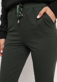 Born2be - Zielone Spodnie Dresowe z Satynową Wstążką Tenula. Okazja: na co dzień. Kolor: zielony. Materiał: satyna, dresówka. Styl: casual #6