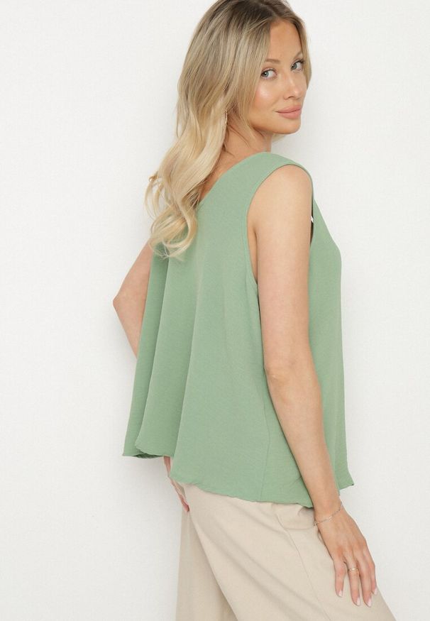 Born2be - Jasnozielony Top na Szerokich Ramiączkach Zdobiony Guzikami Jenadorea. Okazja: na co dzień. Kolor: zielony. Materiał: jeans. Długość rękawa: na ramiączkach. Wzór: aplikacja. Sezon: lato. Styl: casual