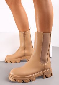 Born2be - Brązowe Botki na Podeszwie z Tłoczeniami i Łańcuchem Tomiba. Okazja: do pracy, na co dzień. Kolor: brązowy. Styl: elegancki, casual