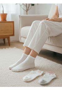 Sinsay - Zestaw krótkich skarpetek z kwiatowym motywem 3 pack - wielobarwny. Wzór: kwiaty #1