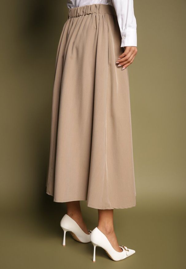 Renee - Beżowa Spódnica z Wiskozą o Rozkloszowanym Kroju Kenneira. Okazja: na co dzień. Kolor: beżowy. Materiał: wiskoza. Styl: wizytowy, elegancki, casual
