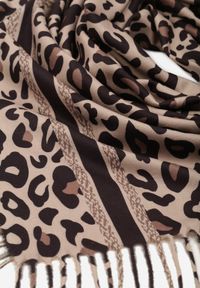 Born2be - Brązowy Panterkowy Szalik z Wiskozy Zdobiony Frędzlami Ferenea. Okazja: na co dzień. Kolor: brązowy. Materiał: wiskoza. Wzór: aplikacja. Styl: klasyczny, casual, elegancki #3