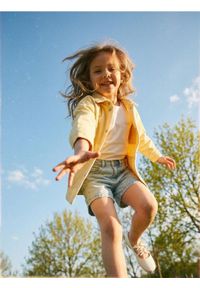 Sinsay - Szorty jeansowe z haftowanymi cytrynami - niebieski. Kolor: niebieski. Materiał: jeans. Wzór: haft #1