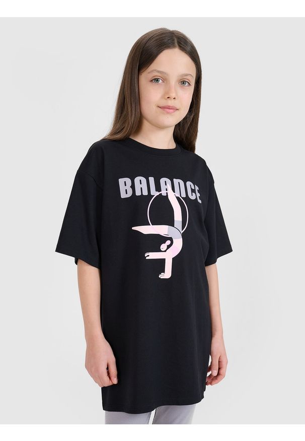 4f - 4F T-shirt oversize z nadrukiem dziewczęcy - czarny 128 (7-8 lat). Okazja: na co dzień. Kolor: czarny. Materiał: bawełna, materiał, jersey. Długość rękawa: krótki rękaw. Długość: krótkie. Wzór: nadruk. Sezon: lato. Styl: klasyczny, elegancki, sportowy, casual