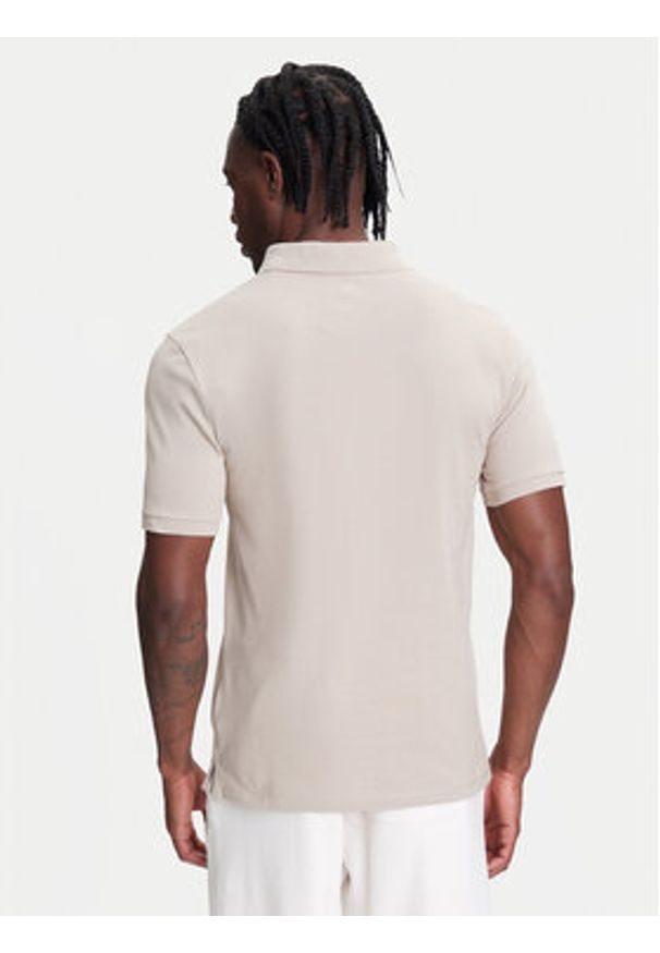 Guess Polo Z5YP02 K9WF1 Beżowy Regular Fit. Typ kołnierza: polo. Kolor: beżowy. Materiał: bawełna