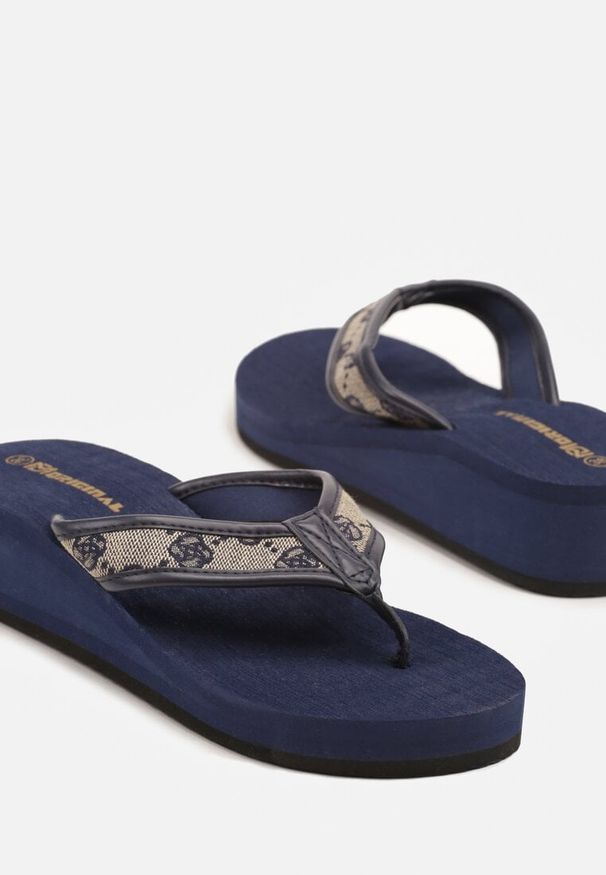 Born2be - Granatowe Japonki na Niskim Koturnie Zdobione Tweedem Arvisella. Okazja: na co dzień, na plażę, na spacer. Kolor: niebieski. Materiał: jeans. Wzór: aplikacja. Sezon: lato. Obcas: na koturnie. Styl: elegancki, casual