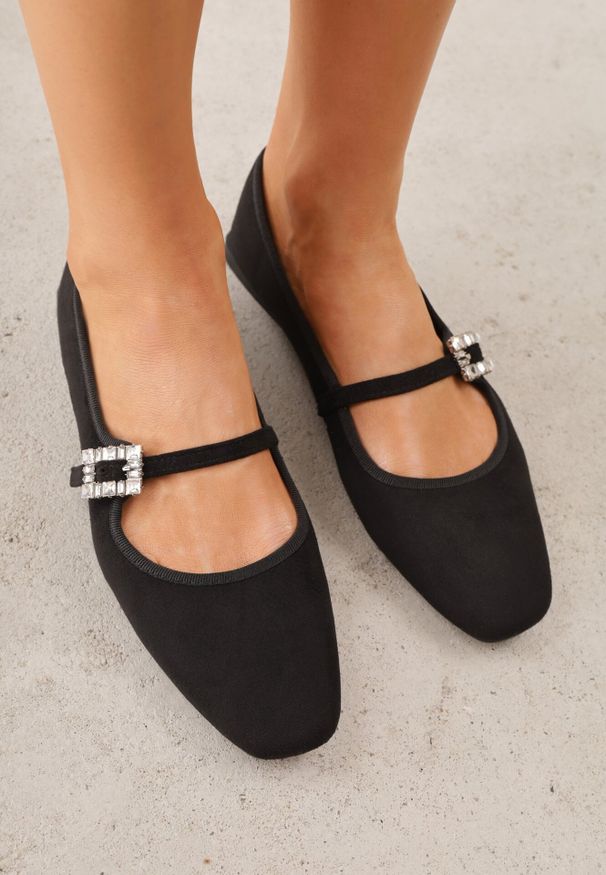 Born2be - Czarne Balerinki z Imitacji Zamszu z Paskiem z Biżuteryjną Klamerką Elintora. Okazja: na co dzień, do pracy, na spotkanie biznesowe. Zapięcie: pasek. Kolor: czarny. Materiał: zamsz. Styl: klasyczny, casual, biznesowy, elegancki