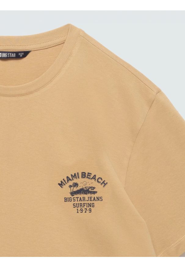 Big-Star - Koszulka męska z nadrukiem na piersi beżowa Forser 801. Okazja: na co dzień. Kolor: beżowy. Materiał: dzianina. Wzór: nadruk. Styl: casual, klasyczny, elegancki