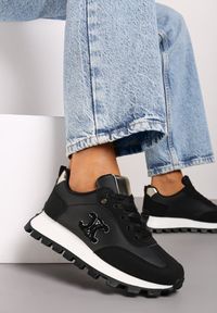 Born2be - Czarne Płaskie Sneakersy z Metalicznymi Wstawkami i Sznurowaniem Zetista. Okazja: na co dzień. Zapięcie: sznurówki. Kolor: czarny. Materiał: jeans, bawełna. Sezon: wiosna #4