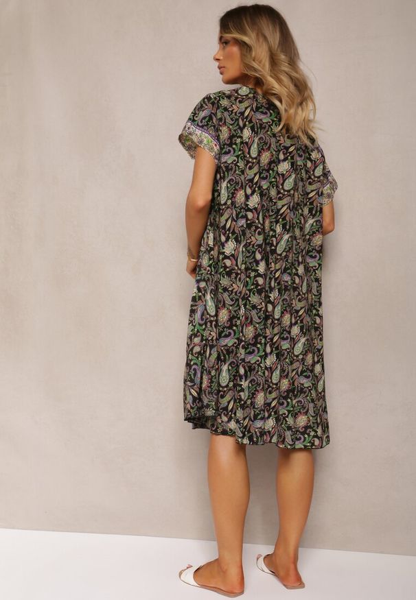 Renee - Czarno-Zielona Rozkloszowana Sukienka z Wiskozy w Kwiaty Rivanira. Okazja: na co dzień. Kolor: czarny. Materiał: wiskoza. Wzór: kwiaty. Sezon: lato. Typ sukienki: proste. Styl: casual