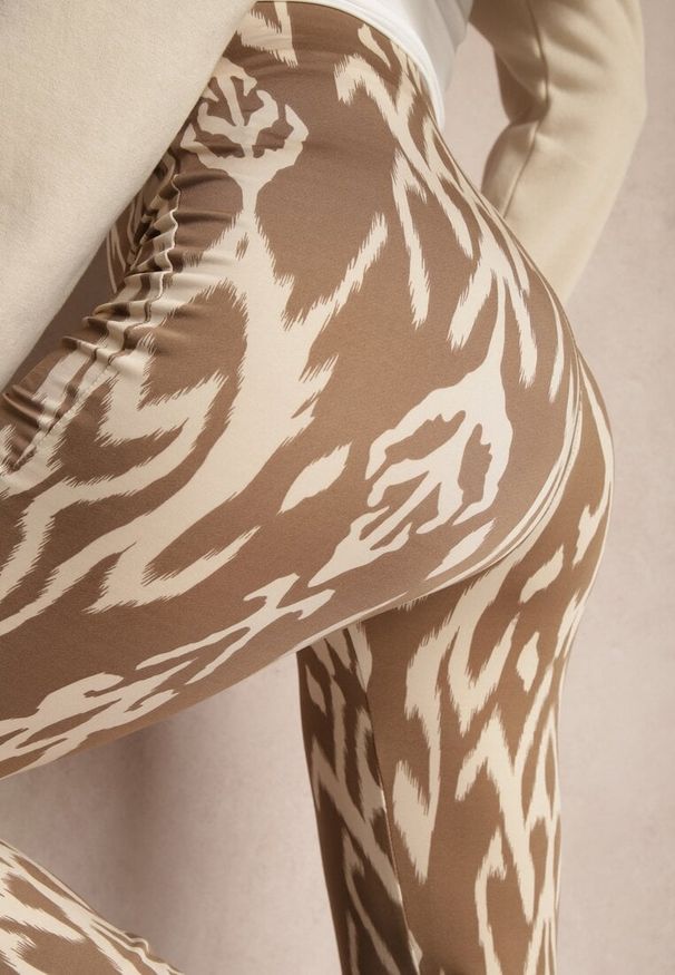 Renee - Brązowe Spodnie o Kroju Dzwonów High Waist z Gumką w Talii Zaianna. Okazja: na co dzień. Stan: podwyższony. Kolor: brązowy. Styl: elegancki, klasyczny, casual