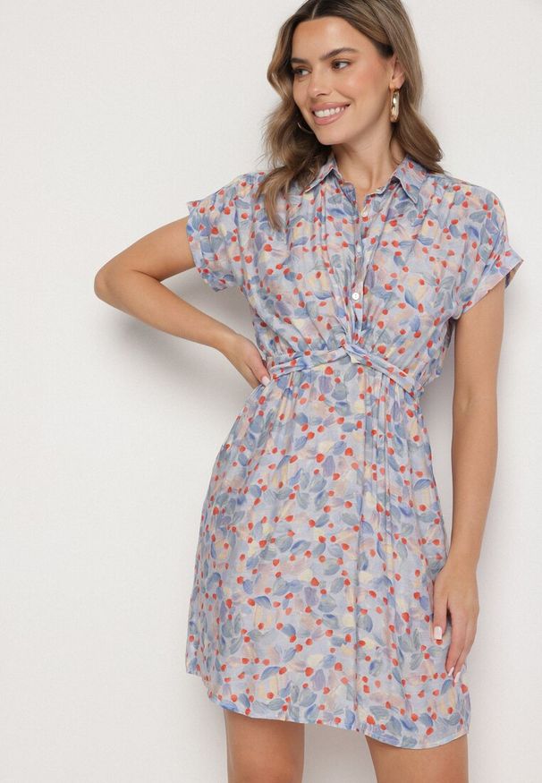 Born2be - Niebieska Taliowana Sukienka z Wiskozą Ozdobiona Paskiem Deysene. Okazja: na imprezę, na co dzień. Kolor: niebieski. Materiał: wiskoza. Wzór: aplikacja. Styl: casual, elegancki