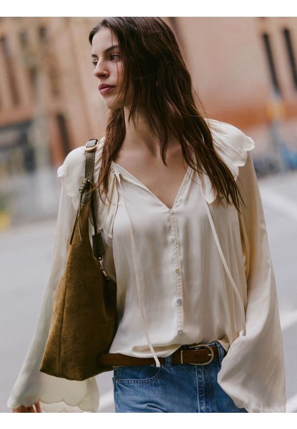 Reserved - Bluzka z ozdobnym kołnierzem - kremowy. Kolor: kremowy. Materiał: tkanina. Wzór: gładki