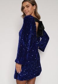 Born2be - Niebieska Cekinowa Sukienka z Odkrytymi Plecami i Wiązaniem Diadina. Kolor: niebieski. Materiał: wiskoza, elastan, futro. Wzór: aplikacja. Styl: wizytowy, elegancki #1