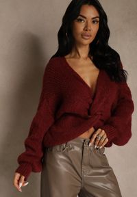 Renee - Bordowy Oversizowy Sweter z Dodatkiem Wełny Zdobiony Węzłem Lawedana. Kolor: czerwony. Materiał: wełna. Wzór: aplikacja #5