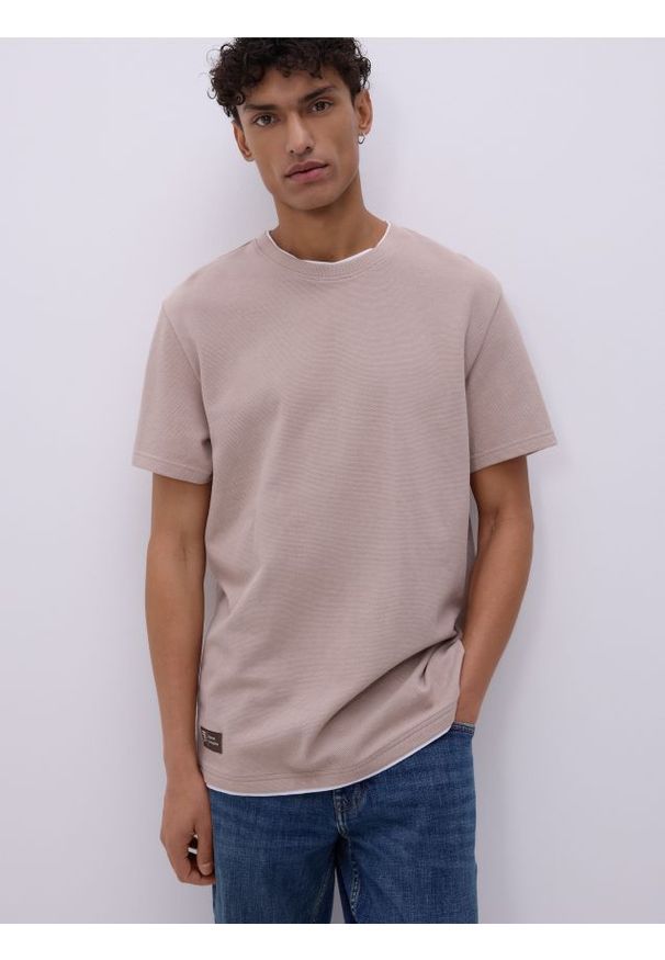 Reserved - Strukturalny t-shirt regular - beżowy. Kolor: beżowy. Materiał: dzianina, bawełna
