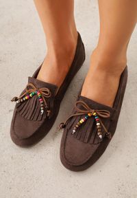 Renee - Ciemnobrązowe Mokasyny VICES z Imitacji Zamszu z Kokardką Kolorowymi Koralikami i Skórzaną Wkładką Nenden. Okazja: na co dzień. Kolor: brązowy. Materiał: skóra, zamsz. Wzór: kolorowy. Styl: casual, elegancki #1