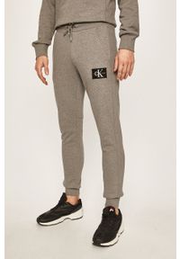 Calvin Klein Jeans - Spodnie. Kolor: szary. Materiał: bawełna, materiał, dzianina, elastan. Wzór: gładki, melanż #1