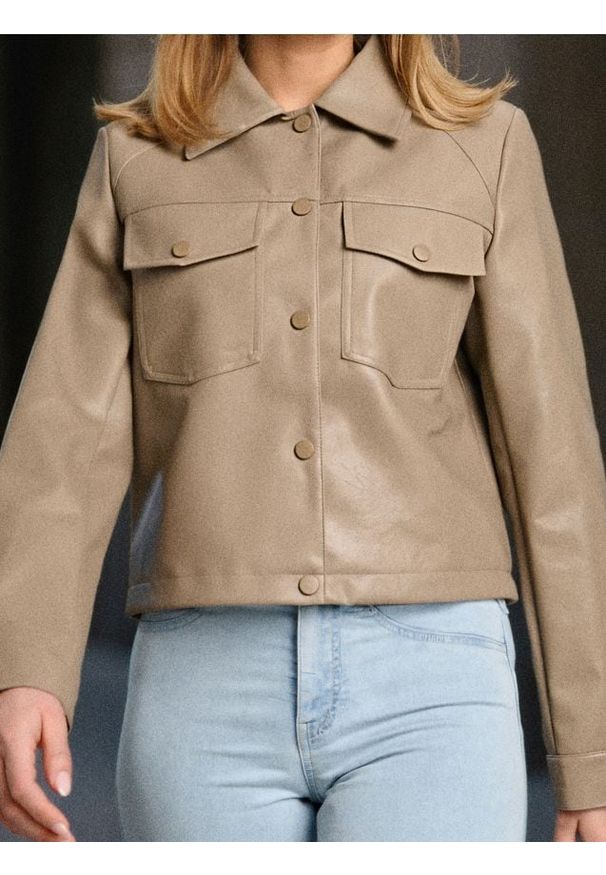 Sinsay - Krótka kurtka z imitacji skóry - brązowy. Kolor: brązowy. Materiał: skóra. Długość: krótkie