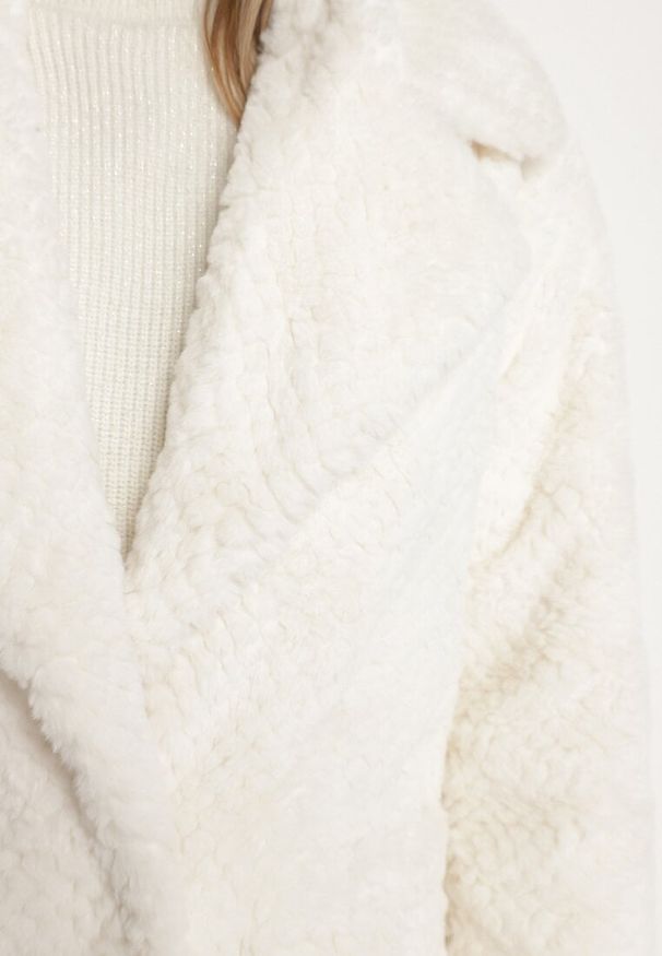 Born2be - Biały Płaszcz z Pikowanym Futerkiem i Wsuwanymi Kieszeniami Vertika. Okazja: na co dzień. Kolor: biały. Materiał: futro. Długość rękawa: długi rękaw. Długość: długie. Styl: wizytowy, casual