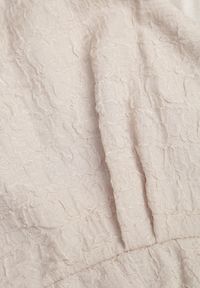 Renee - Beżowa Sukienka Bez Rękawów z Falbanką i Koronką na Dole Divina. Kolor: beżowy. Materiał: koronka. Długość rękawa: bez rękawów. Wzór: koronka. Typ sukienki: rozkloszowane #6