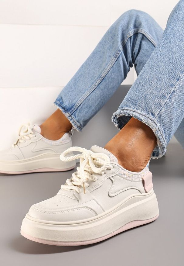 Renee - Beżowo-Różowe Sneakersy na Platformie przed Kostkę z Ozdobnymi Przeszyciami Arsicada. Wysokość cholewki: przed kostkę. Nosek buta: okrągły. Zapięcie: sznurówki. Kolor: beżowy. Obcas: na platformie