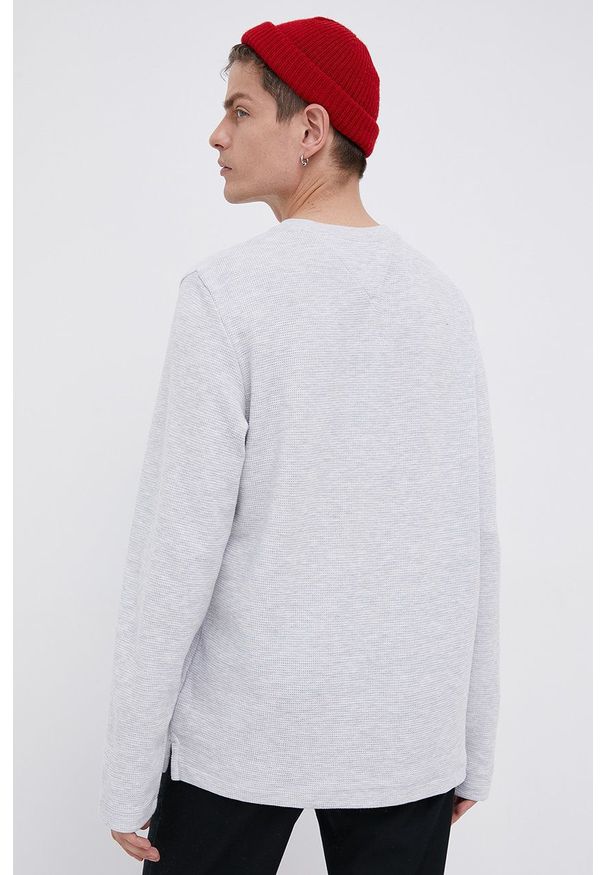 Tommy Jeans - Longsleeve. Okazja: na co dzień. Kolor: szary. Materiał: bawełna. Długość rękawa: długi rękaw. Wzór: aplikacja. Styl: casual