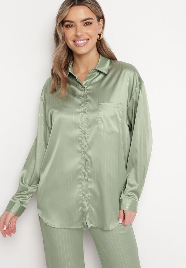 Born2be - Zielona Klasyczna Koszula z Guzikami z Metaliczną Nicią i Satynowym Wykończeniem Aestia. Kolor: zielony. Materiał: satyna. Styl: klasyczny