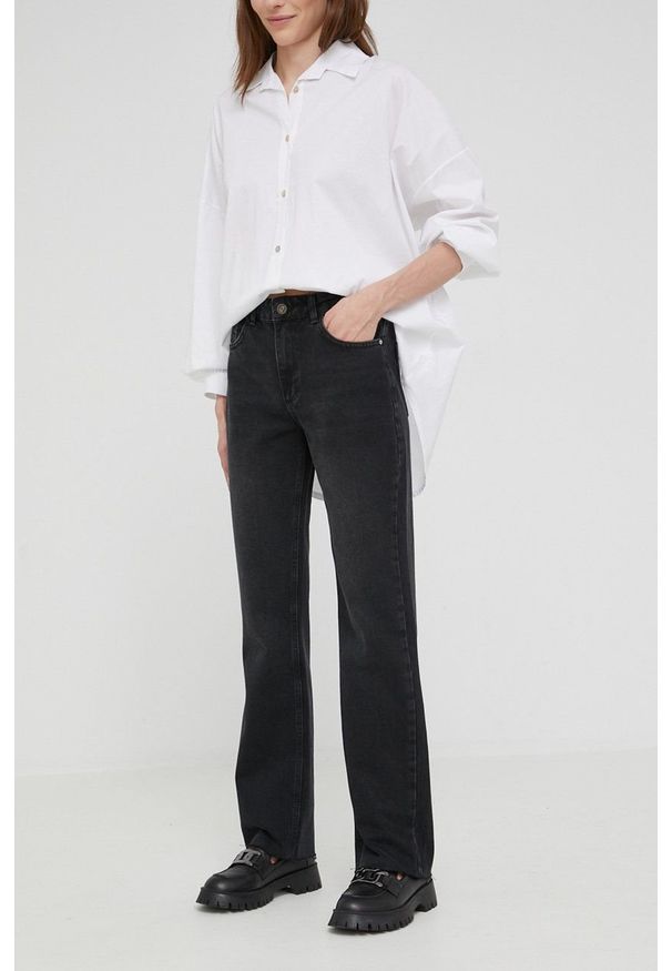 Answear Lab jeansy damskie high waist. Stan: podwyższony. Kolor: czarny. Styl: wakacyjny
